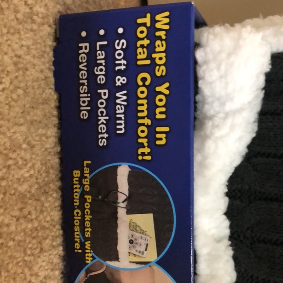 Huggle Scarf - Picture 2 of 3